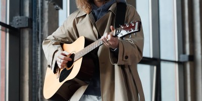 Kā izvēlēties savu akustisko ģitāru